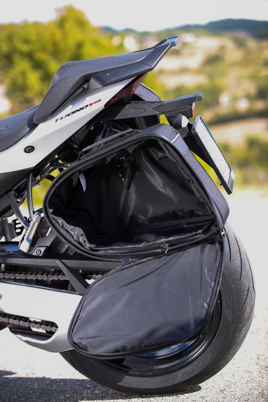 Aprilia Tuono V4 VS KTM 1290 Super Duke GT: la SFIDA delle hypernaked!